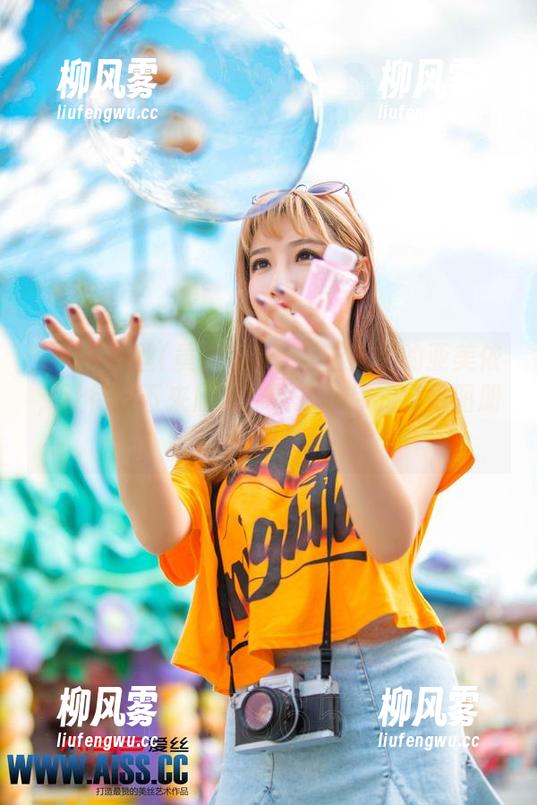 AISS爱丝(黄金版) - 穿上丝袜的亚美依，让街停下来欣赏！快来拿你的免费图册吧！