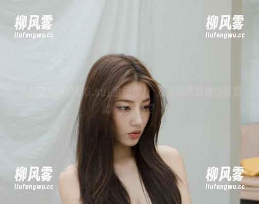 办公室写真中的G.su(全智秀)：万万没想到她也能如此“忙碌”？