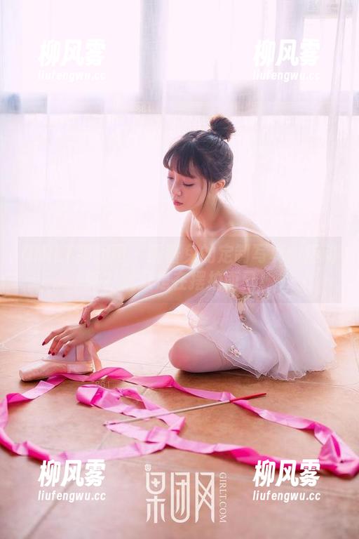 GIRLT果团网 - 酸酱兔的定制写真：运动吗？我只是在摆拍而已！