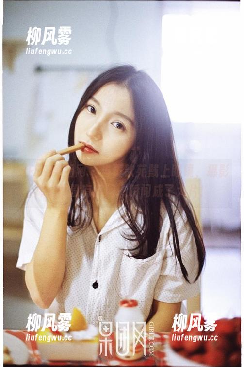 GIRLT果团网 - 当黄歆苑戴上眼镜，摄影师拍的没有沉闷，瞬间成了大片！