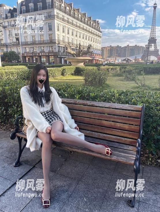 微密圈 - 在线投射，July芝岚在体操服中的灵动与随性