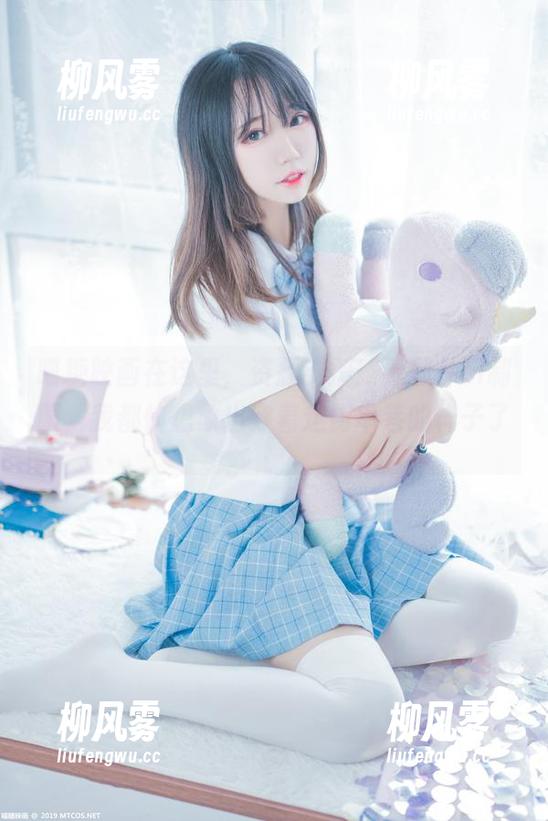喵糖映画在这里，资源支援！看那件ol制服，我都快想象出穿着走街串巷的样子了。