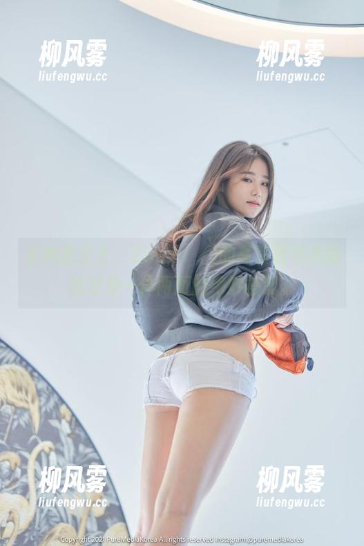 某种意义上，Sira(시라)的高跟鞋和美图绝对是一体两面的绝妙搭配。
