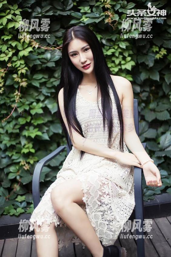 TouTiao头条女神 - 周思超的美脚图片，留给你无言的惊讶，也许会让你多看两眼？