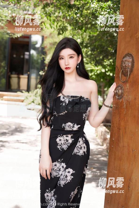 Xiuren秀人网 - 一句话总结娜露selena的红裙套图：你肯定想多看几眼！