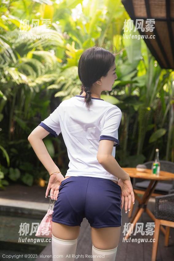 Xiuren秀人网 - “清纯”造型，容容容Alice的写真集—带着点不那么纯的气息，搭配原图让人思考