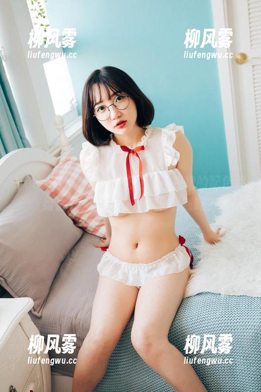 yeeun孙乐乐在线炫耀，连衣裙的配色我给满分，但这姿势你敢复制吗？