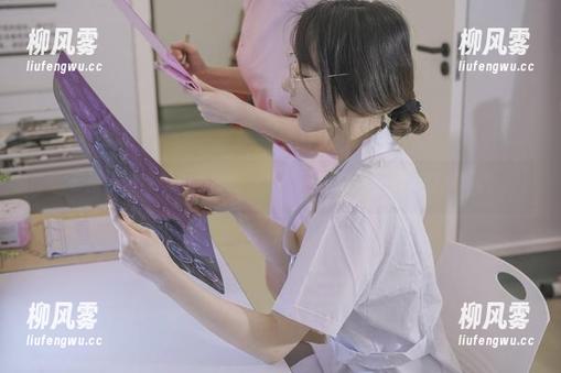 云溪溪奶桃旗袍里的每一寸，图像精选好像在轻声耳语