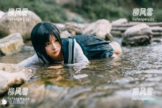 兔玩映画 - 教室里的氛围都不如网盘里“面饼仙儿”的那几张图，让我有种不务正业的快乐。
