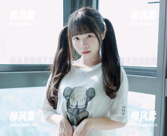 可可小白兔 作品里展现了可可小白兔的网袜,有种说不出来的微妙。
