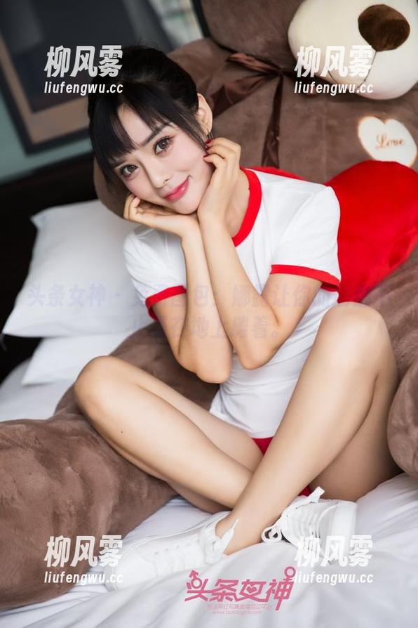 头条女神 - 免费图包：娜露让你的瑜伽不止是在地上摊着。