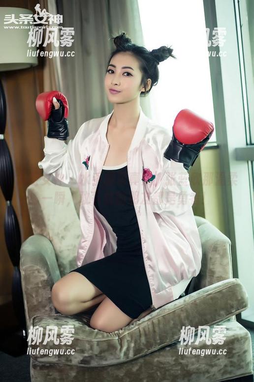 头条女神 - 水手服写真集：张蓝欣那温柔一瞬，敢下载的朋友都是勇者！