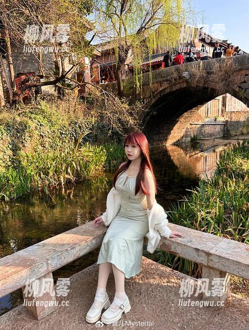 宝儿mysterial这一身制服，搭配上高清图集，心中小鹿乱撞ing！
