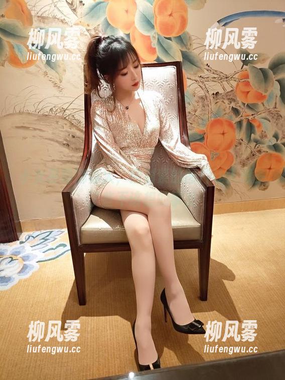 小女巫露娜真火，镭射紫的图片让人想多了些不该想的事儿