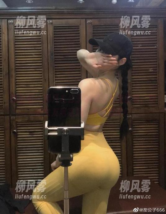 微密圈 - 翻开左公子666的私拍图包，空乘女友居家风，不可思议！