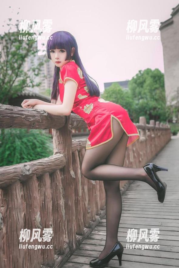图库里的戏精：巧克力小圆面包与白衬衫的互动游戏