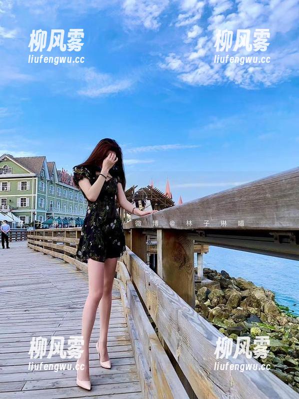 微密圈 - 林子琳喵的瑜伽写真，仿佛在教你如何优雅地躺在沙发上。