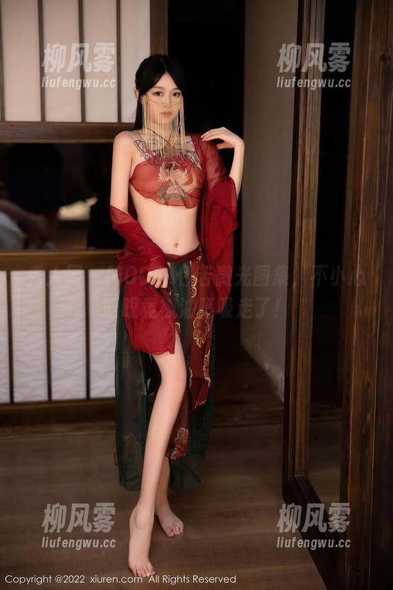 秀人网 - MODEL伊若微光图集，不小心眨眼竟被油亮吸走了！