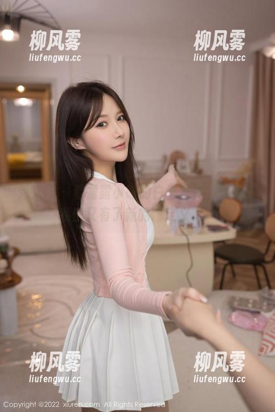 秀人网 - 看露露小喵的白丝写真，让我对私房又有了新的“定义”！
