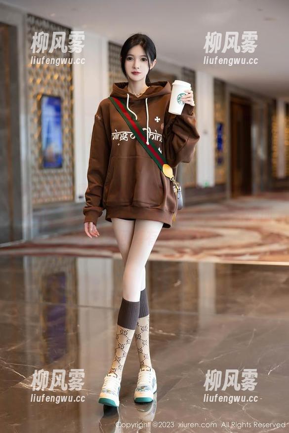 秀人网 - 黄可Christine的黑丝photoshoot，资源多到让人眼花缭乱，美图瘫倒在地这回算有理由了！