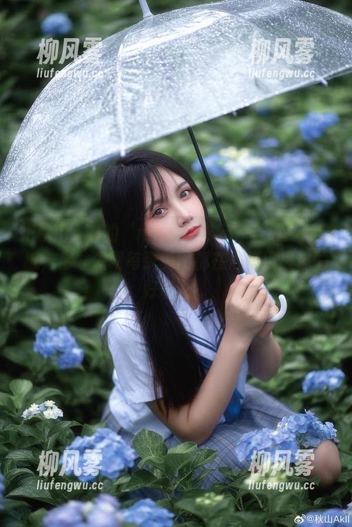 把秋山AkI的‘mirror彩云’当成高清壁纸，你才发现每张美图都在偷偷撩拨你的好奇心。