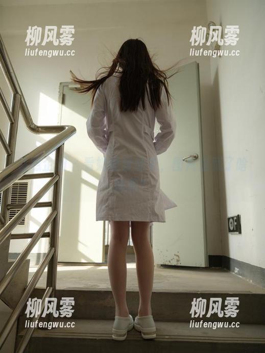 紧急企划 - 看奶糖穿泳衣，图片里藏了啥意图？