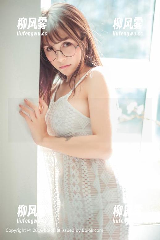 菠萝社 - 柳侑绮的夏日风情，让我一秒入夏，给我快飞起来的感觉，下载这部写真集，保证不会后悔。