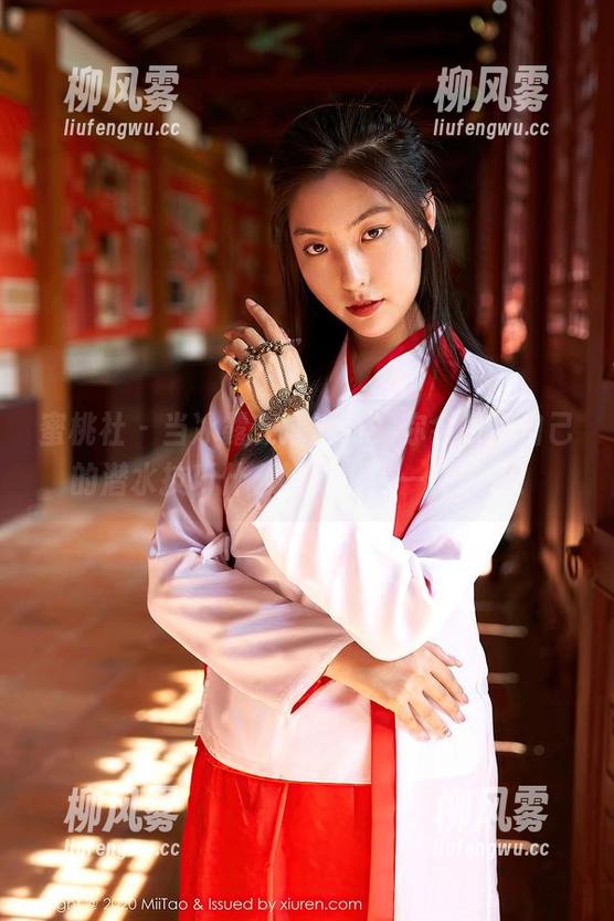 蜜桃社 - 当冰露在泳池时，你会发现自己的潜水技巧什么的，也是一种拼了！
