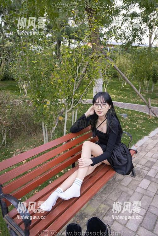 袜啵啵 - 黑棉袜精选，稚予演绎：这袜子也是小仙女的必备吗？