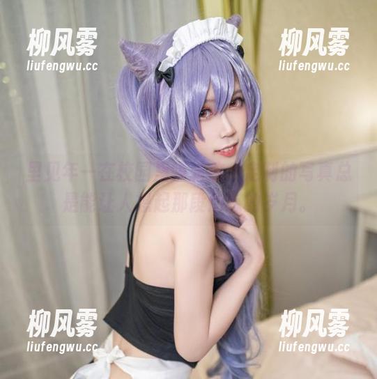 里见年一在校园里瞎转悠，定制的写真总是能让人想起那段迷惑的岁月。