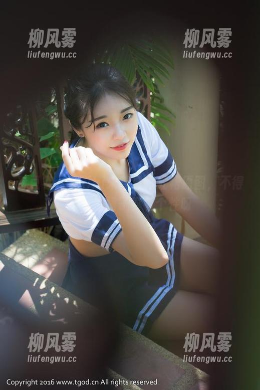 青豆客 - Akiki朱若慕的红裙原图，不得不说这裙子真有个性呀