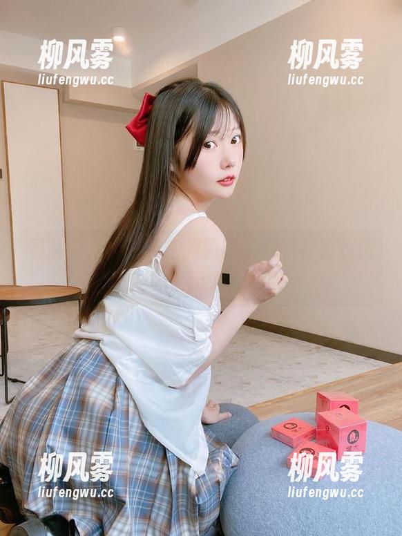 香草喵露露 图集中,香草喵露露的眼镜似乎在暗示些什么……不过什么呢?