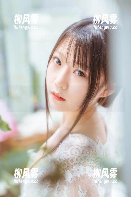 图库里的香草喵露露，四月舰长启航—泳装蓝得发亮，可惜我没游泳