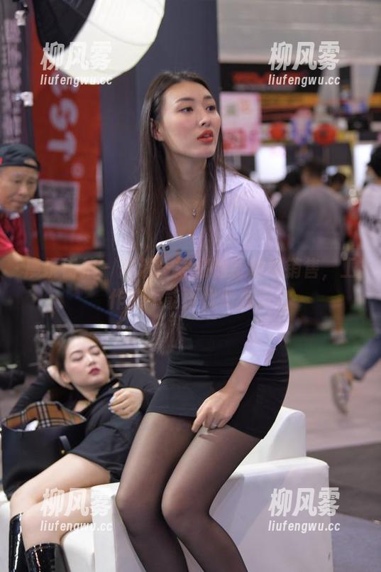 魔镜街拍 - 高清：婷婷的粉裙与销售，工作能不能再优雅点？