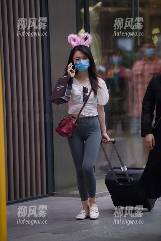 魔镜街拍 - 婷婷的白色连衣裙与黑丝争奇斗艳，看得我这一颗心直呼“快把我燃烧掉”。