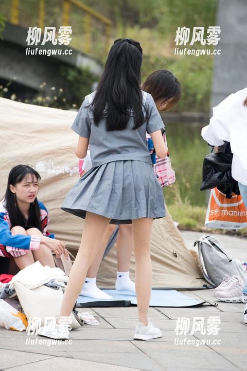 展会街拍虽然普通，但“魔镜街拍”图库里的模特却让我在无意中停下了脚步。