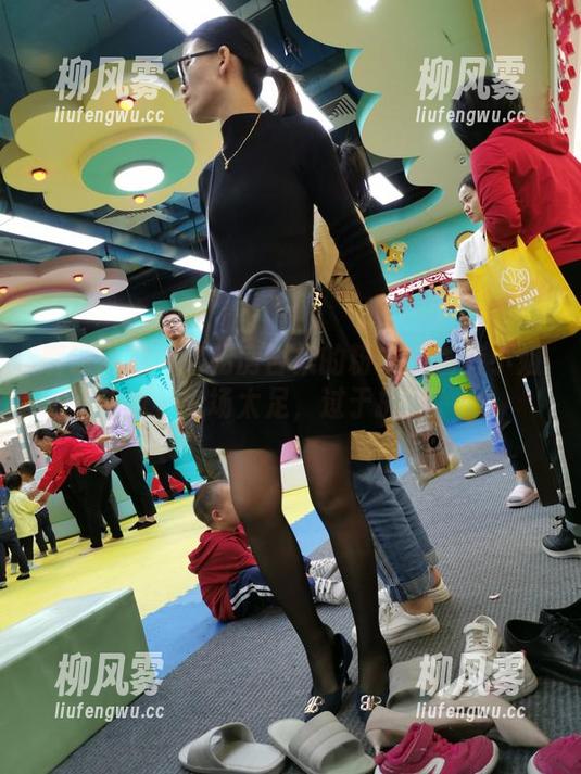 魔镜街拍：这私房合集的粉衣瑜伽裤小姐姐，气场太足，过于抓狂。